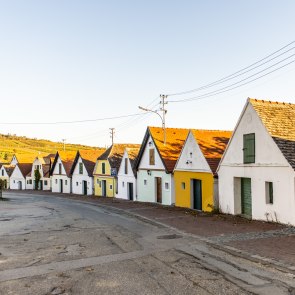 Eine Reihe an kleinen Häusern mit bunten Fassaden 