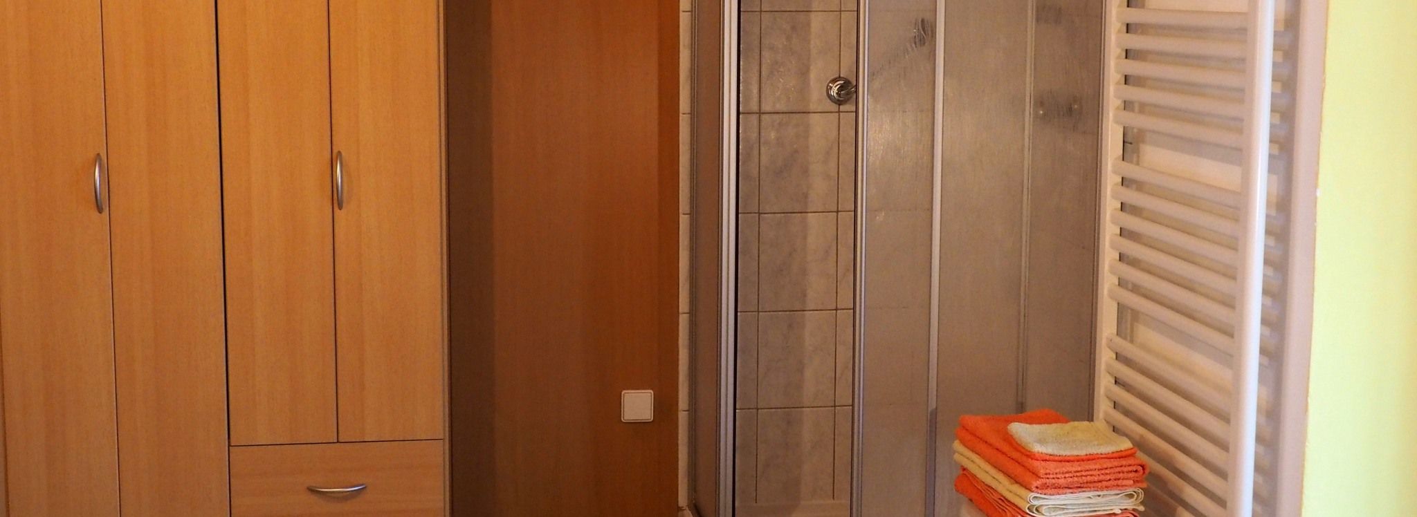 Zmmer Abendsonne mit eingebauter Dusche - 