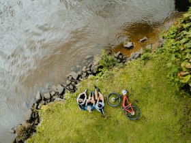 Radfahrerinnen Gasthof Gierlinger Oberm&uuml;hl an der Donau, &copy; WGD Donau Ober&ouml;sterreich Tourismus GmbH