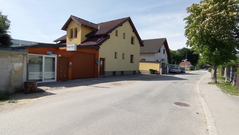 Stra&szlig;e vor der Unterkunft mit Eingang