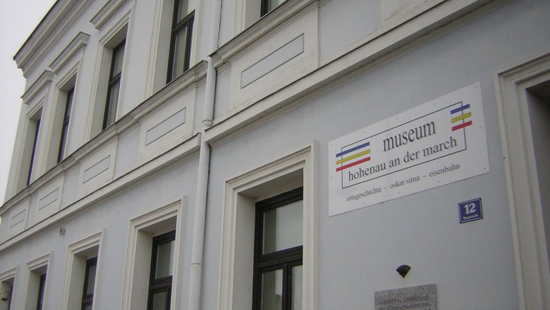 Fassade des Museums Hohenau an der March mit Schild und Gedenktafel.