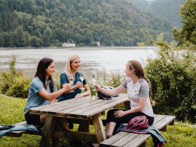 Radfahrer in der Donautaler Mostkellerei Oberm&uuml;hl an der Donau, &copy; WGD Donau Ober&ouml;sterreich Tourismus GmbH