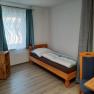 Einzelschlafzimmer mit Bett und Fenster