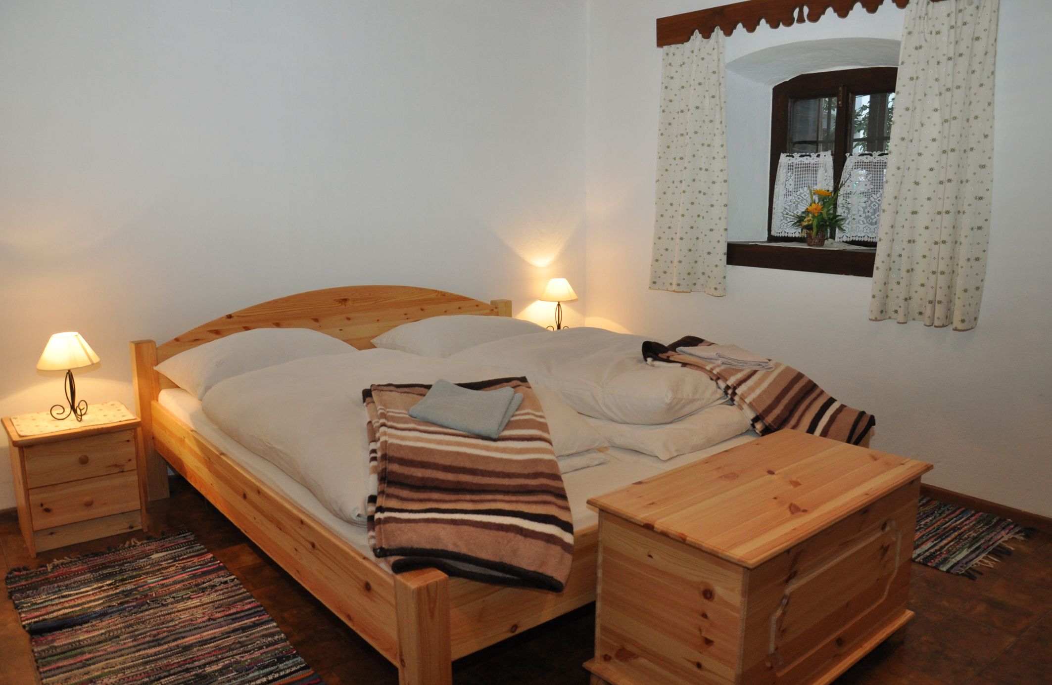Gemütliches Schlafzimmer mit Holzmöbeln und Doppelbett.