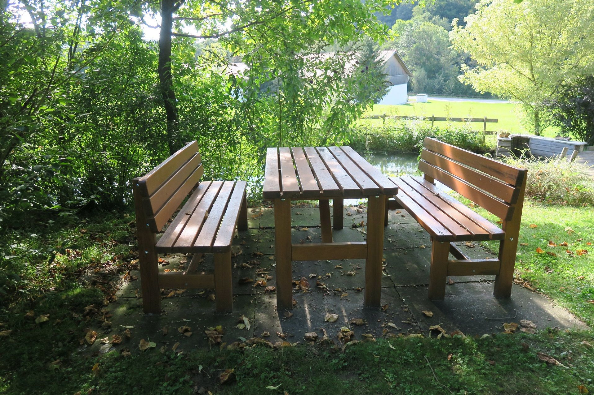 Sitzgelegenheit am Teich beim Ferienhaus Dörrmühle