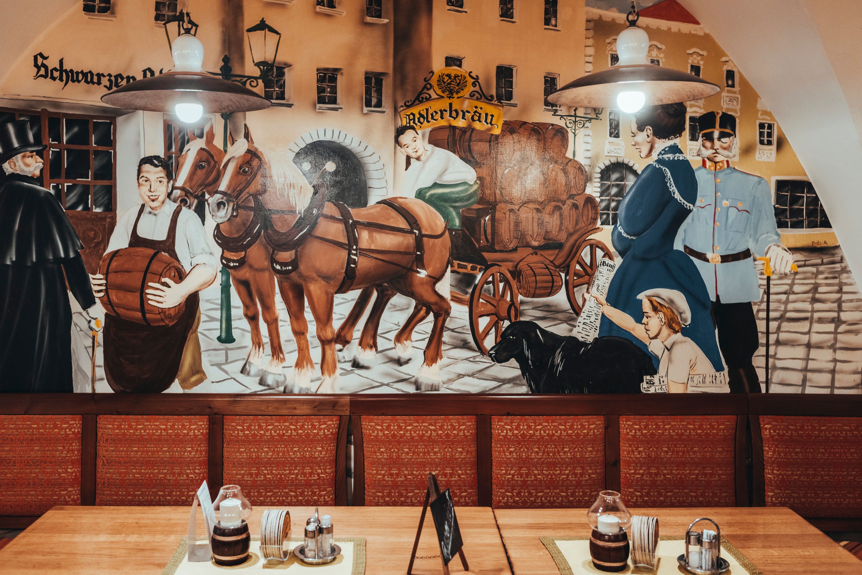 Wandgemälde in einem Gasthaus mit historischen Szenen von Bierlieferung mit Pferdekutsche.
