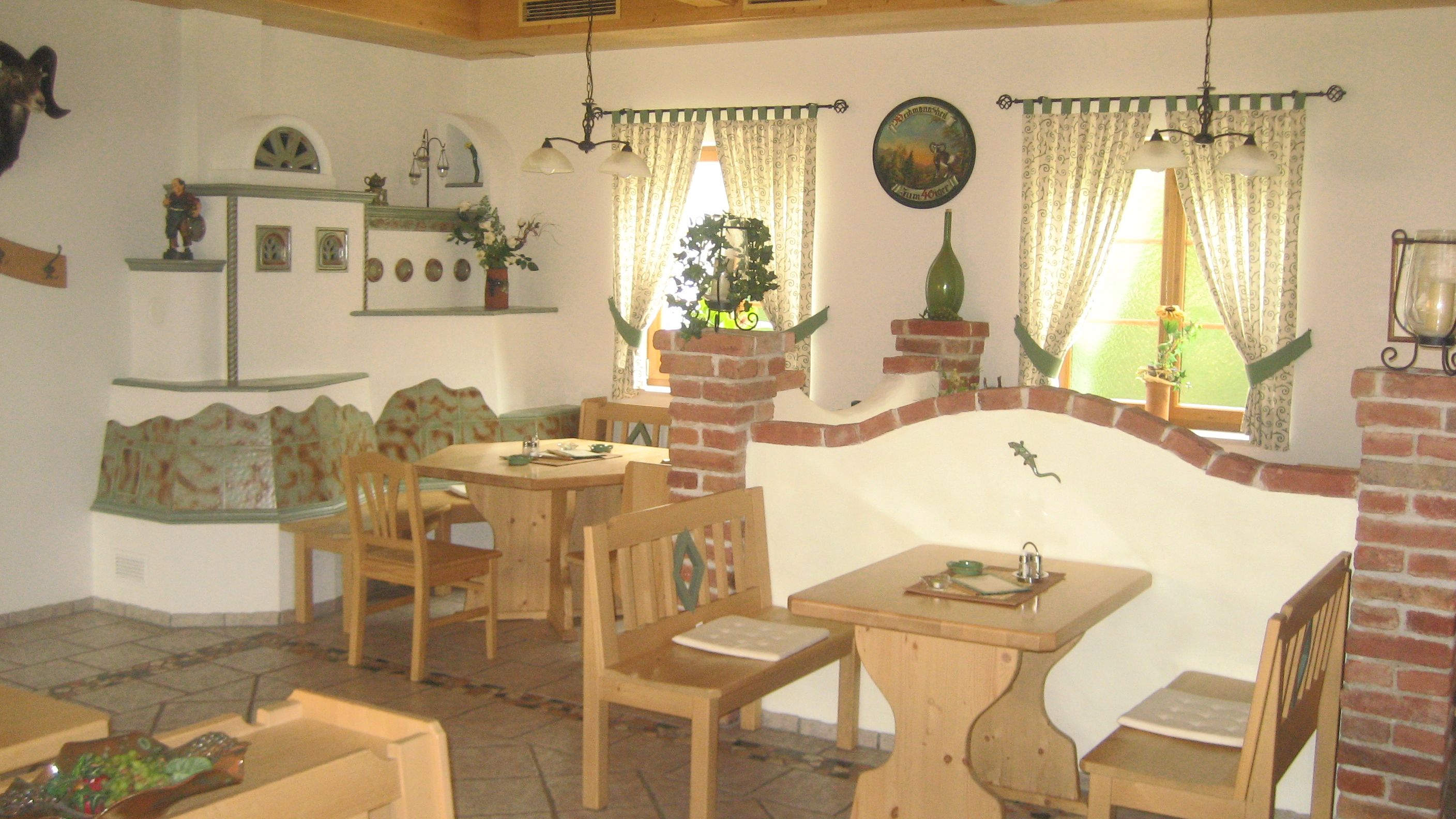 Gemütlicher Innenraum eines Heurigen mit Holzmöbeln und dekorativen Elementen.