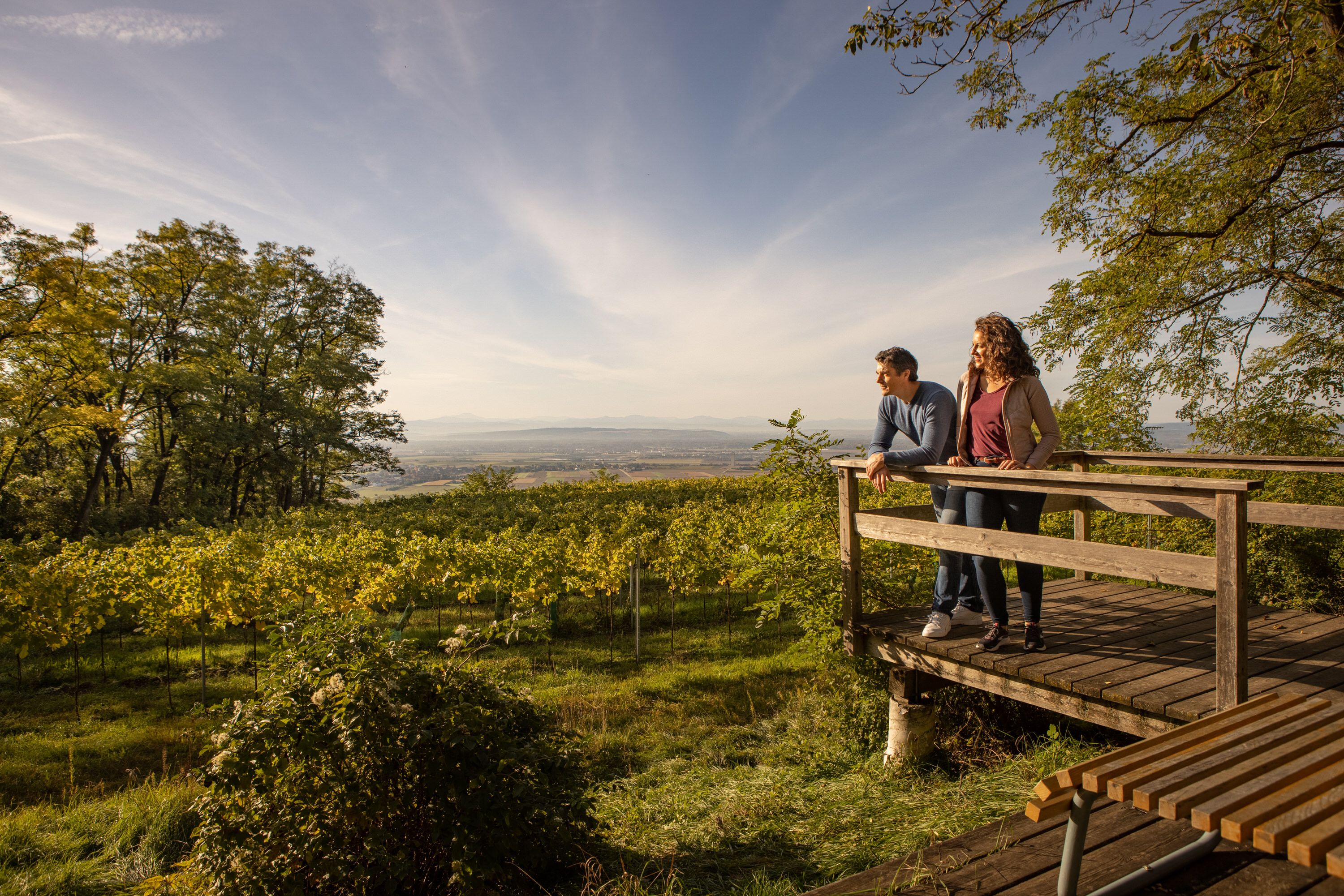 Paar auf Aussichtsplattform mit Blick auf Weingärten