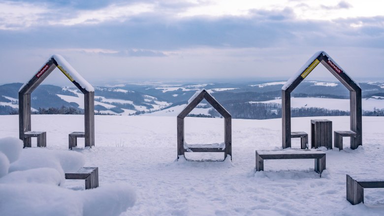 Häuschen aus Holz in der verschneiten Landschaft 