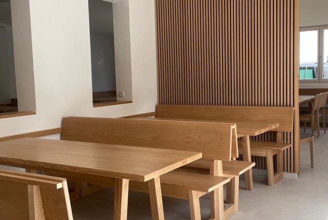 Innenansicht eines Heurigen mit Holzmöbeln und modernen Elementen.