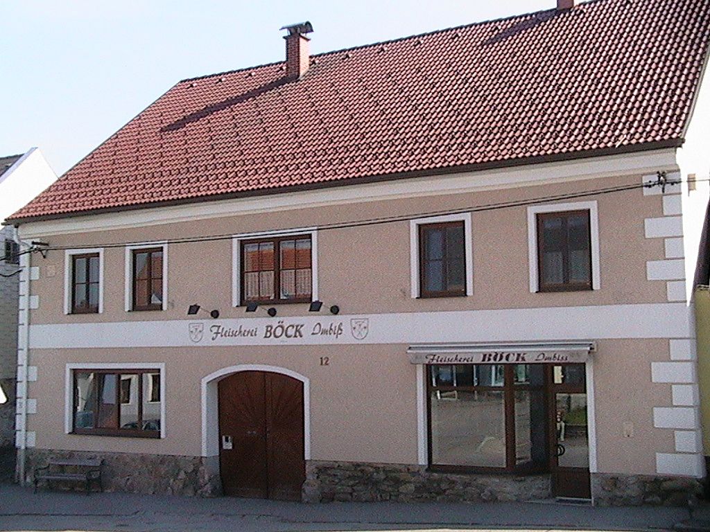 Fleischerei Böck Gebäude mit Imbiss in einem zweistöckigen Haus.