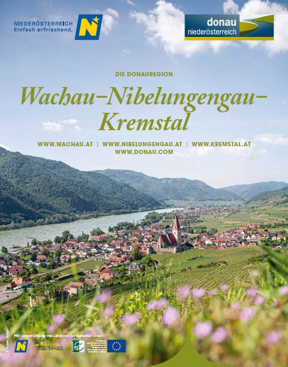 Coverbild: Blick über Weinterrassen auf Weißenkirchen an der Donau, eingebettet in sanfte Hügel und Weinlandschaft.