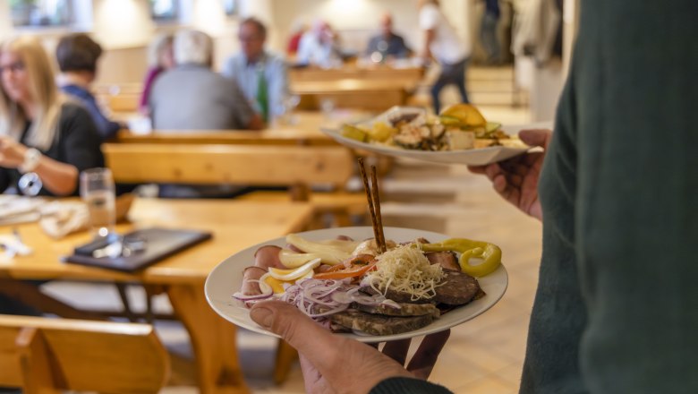 Heurigenplatte wird im Lokal serviert