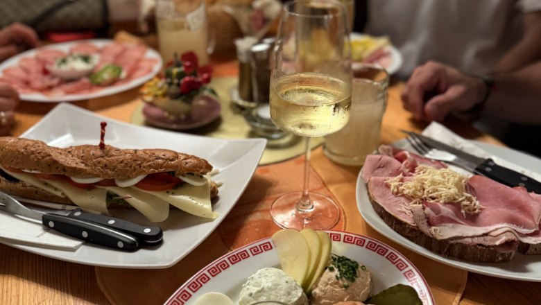 Reich gedeckter Heurigentisch.