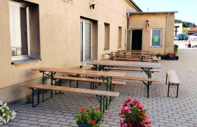 Buschenschank Thaller Wolfsthal, Innnenhof mit Heurigentischen