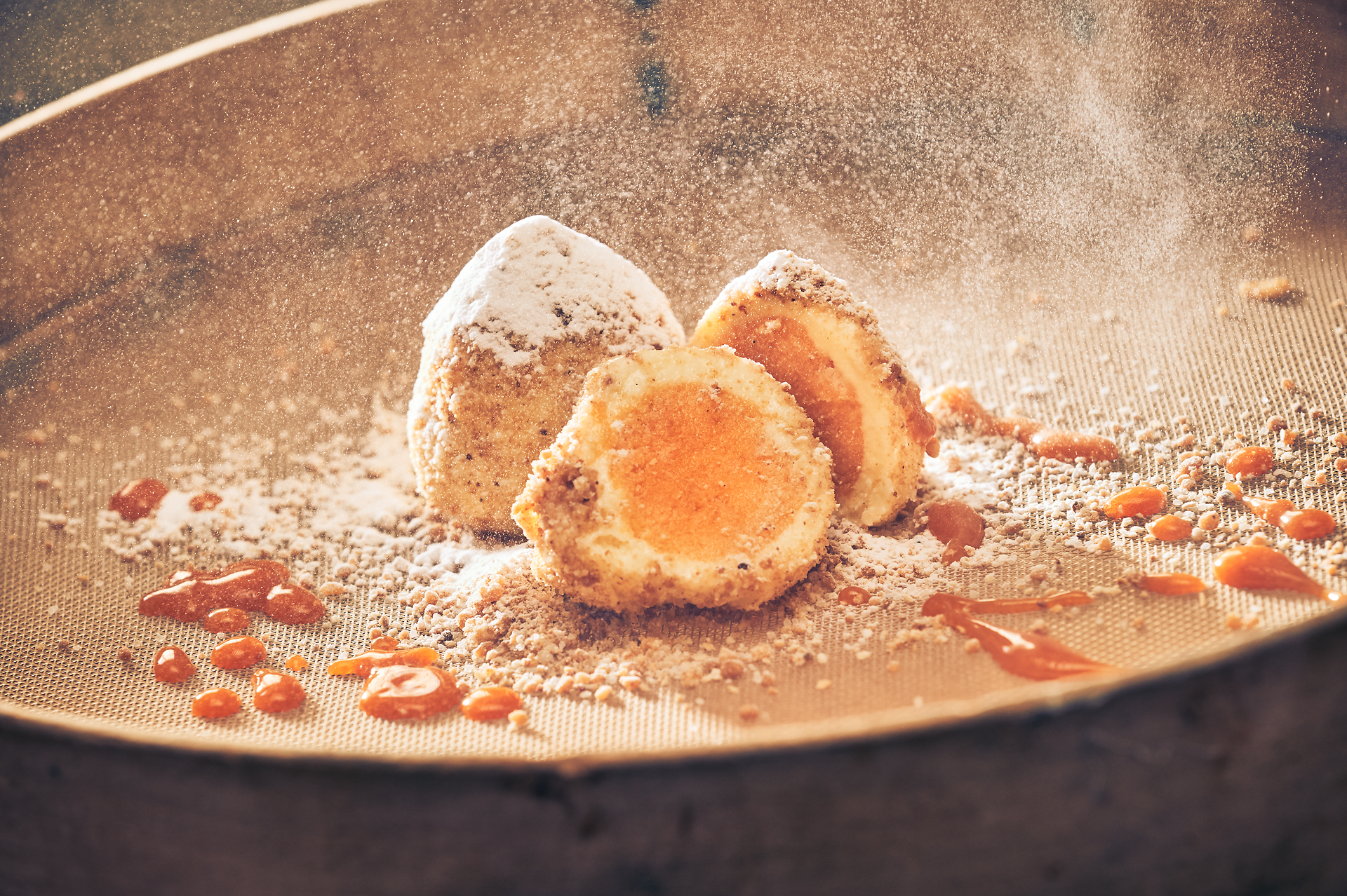 Die hausgemachten Eismarillenknödel sind ein wahrer Genuss und laden dazu ein, die süßen Köstlichkeiten in vollen Zügen zu erleben. Mit einer zarten Hülle und einer fruchtigen Füllung sind sie das perfekte Dessert für einen entspannten Tag im Wienerwald.