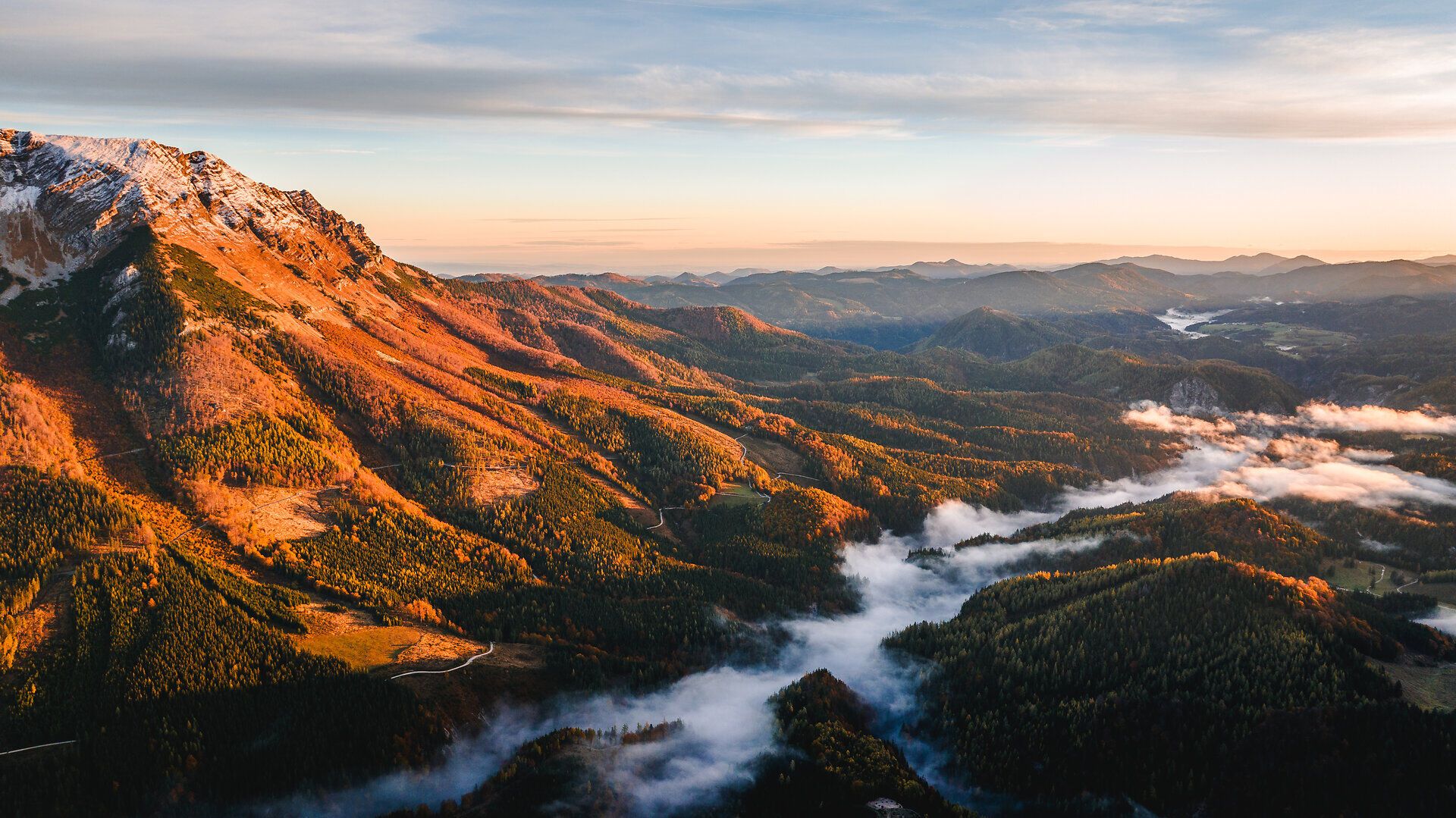 Die sanften Hügel des Mostviertels erstrahlen im warmen Licht des Herbstes, während die Nebelschwaden sanft über die Täler ziehen. Die bunten Blätter der Bäume schaffen eine malerische Kulisse, die zum Verweilen und Entdecken einlädt.