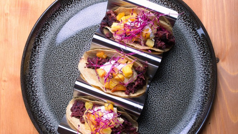 Speise auf einem schwarzen Teller angerichtet