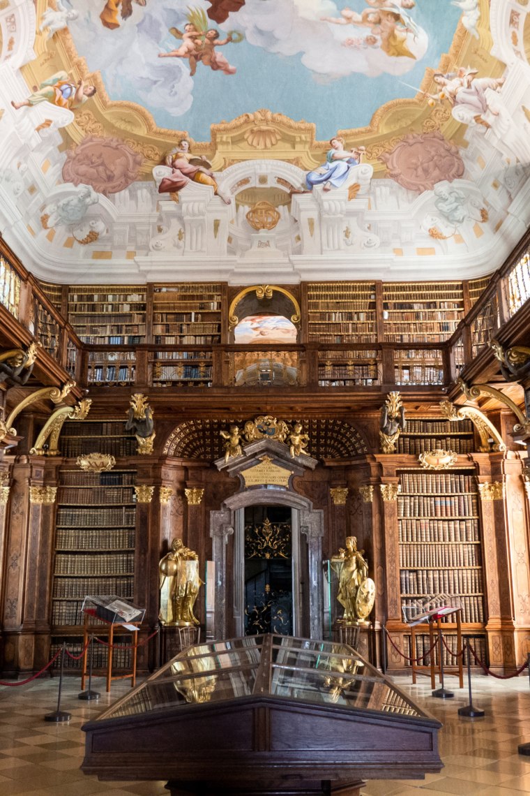 Barocke Bibliothek mit Deckenmalerei.