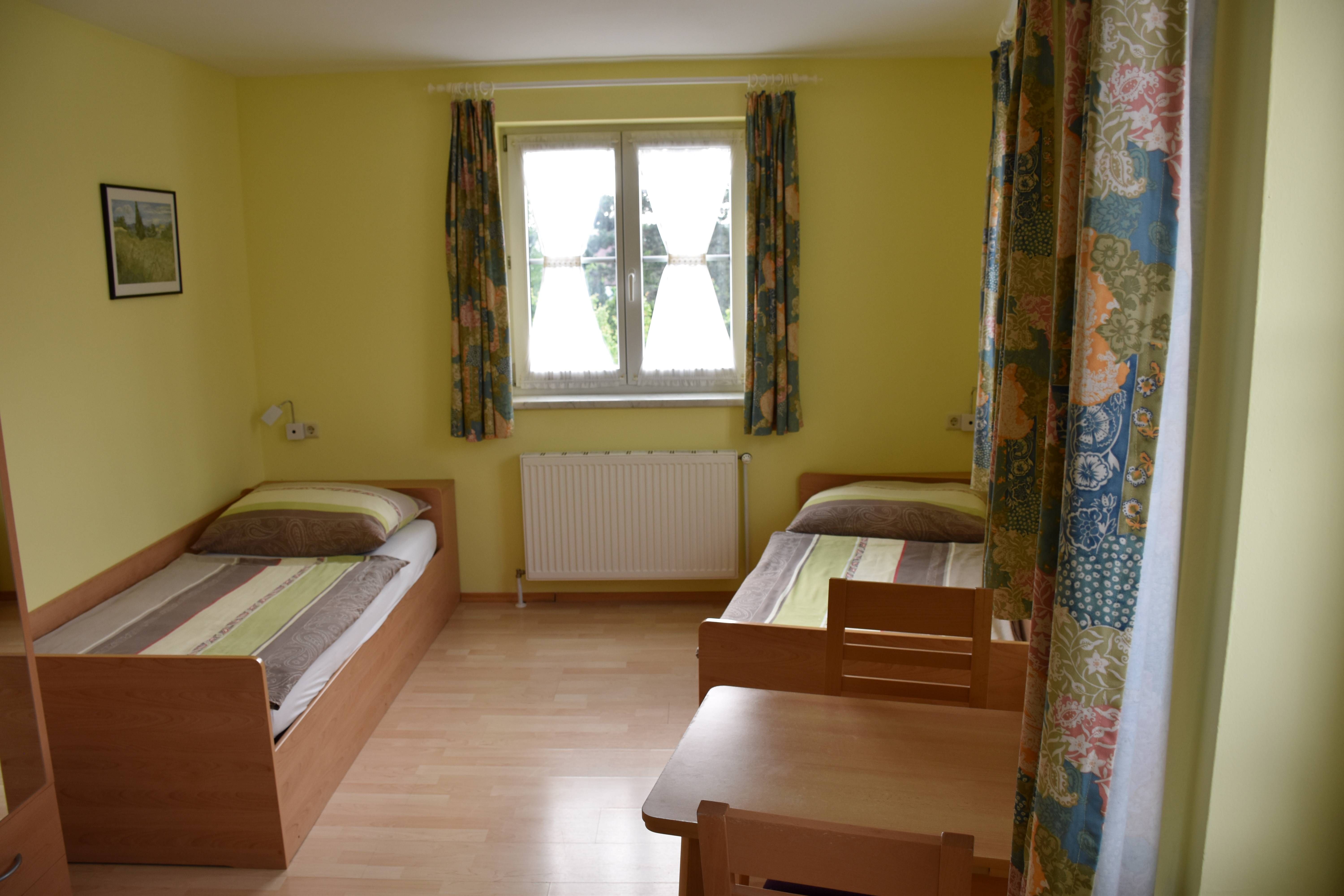 Zimmer mit zwei Einzelbetten in der Marchfelder Pension, Orth/Donau