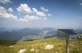 Aussicht vom Schneeberg mit Fernrohr und Berglandschaft.