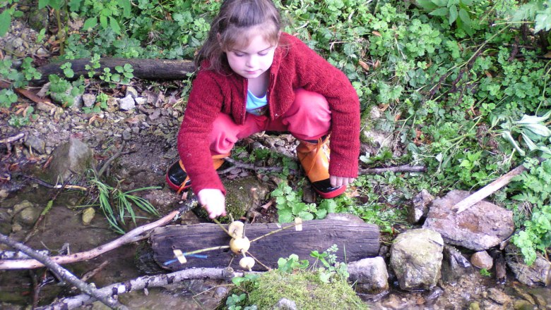 Unterwegs am nahegelegenen Bach!, &copy; Bio-Bergbauernhof Lueg