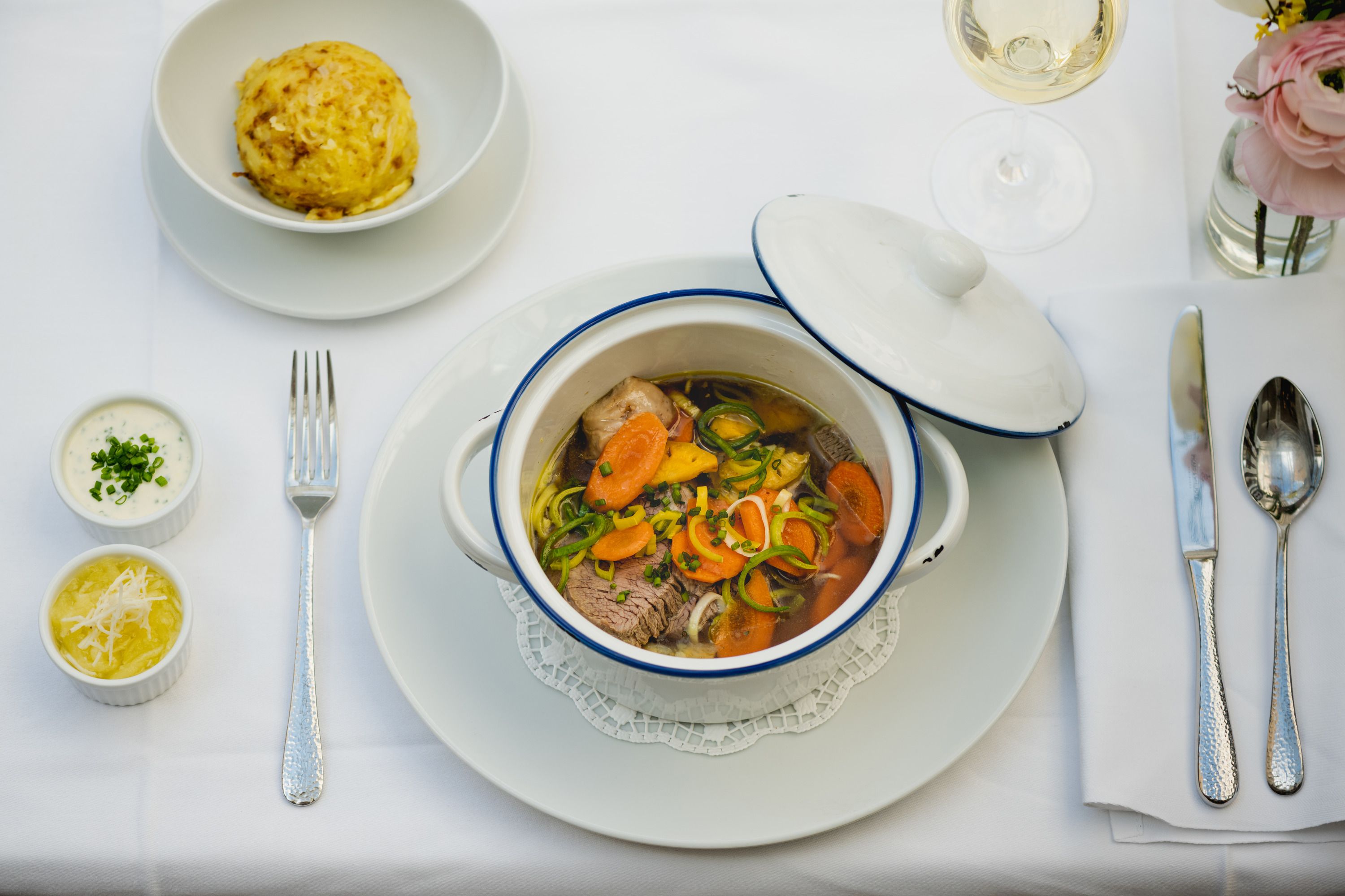 Traditionelles Tafelspitz-Gericht auf weißem Tischtuch.