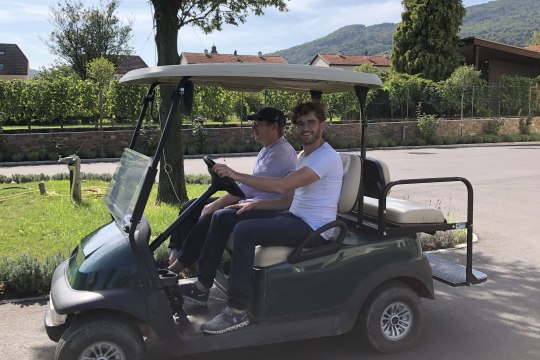 Mit den hauseigenen Golf-Carts ging's für Matthias und Klaus zum Video-Dreh in die Weinberge., © Niederösterreich Werbung