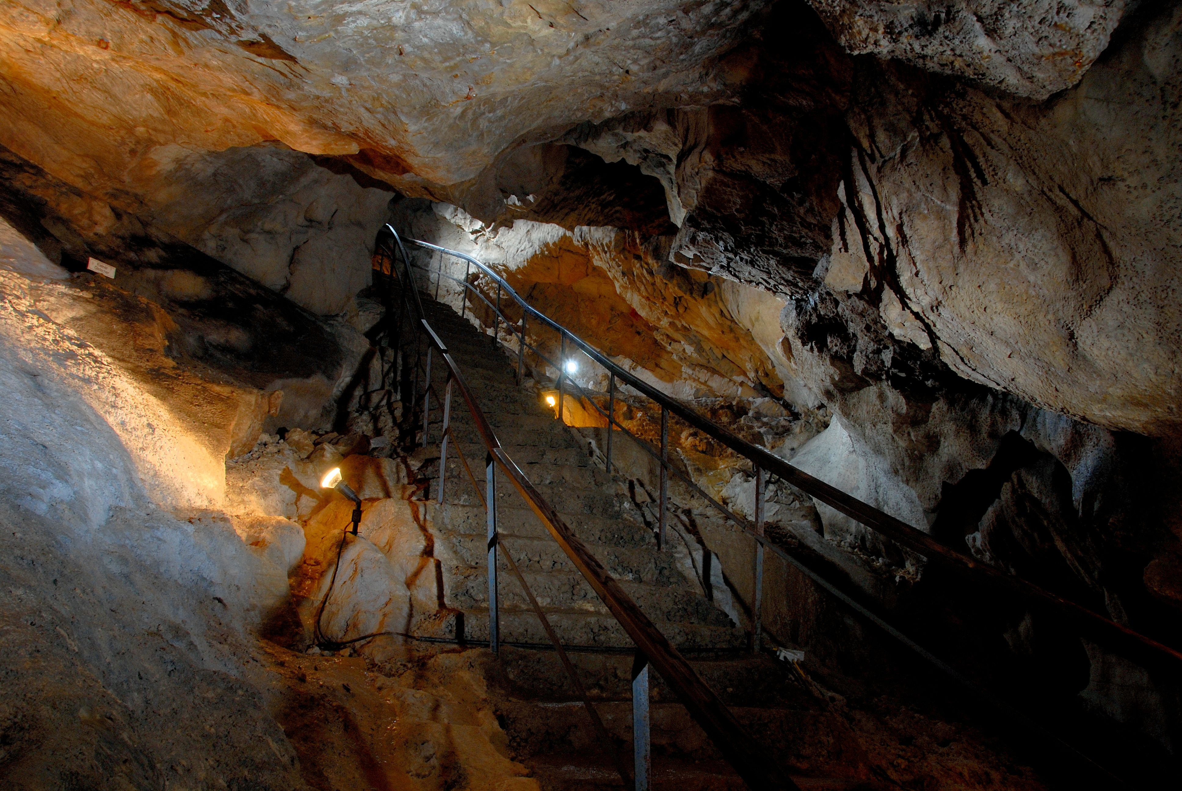 Innenansicht der Nixhöhle in Frankenfels mit beleuchteter Treppe.