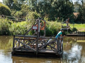 Ein ruhiger Moment auf dem Wasser, während das Fahrradfloß sanft über die Thaya gleitet. Umgeben von üppigem Grün und der sanften Melodie der Natur, lädt dieser Ort dazu ein, die Seele baumeln zu lassen und die Schönheit der Umgebung zu genießen.