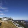 Berggasthof auf der Raxalm mit Aussicht auf die umliegenden Berge und Täler.