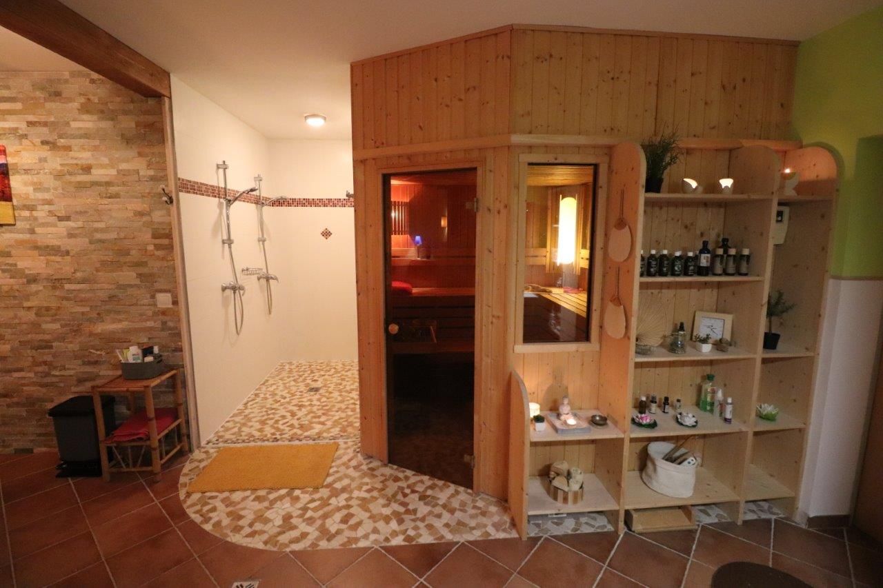 Duschbereich des Zimmers mit Eingang zur Sauna 