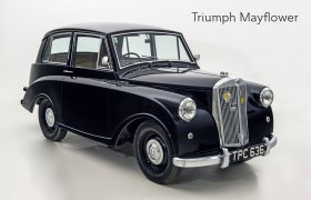 Ein schwarzer Triumph Mayflower Oldtimer vor weißem Hintergrund.
