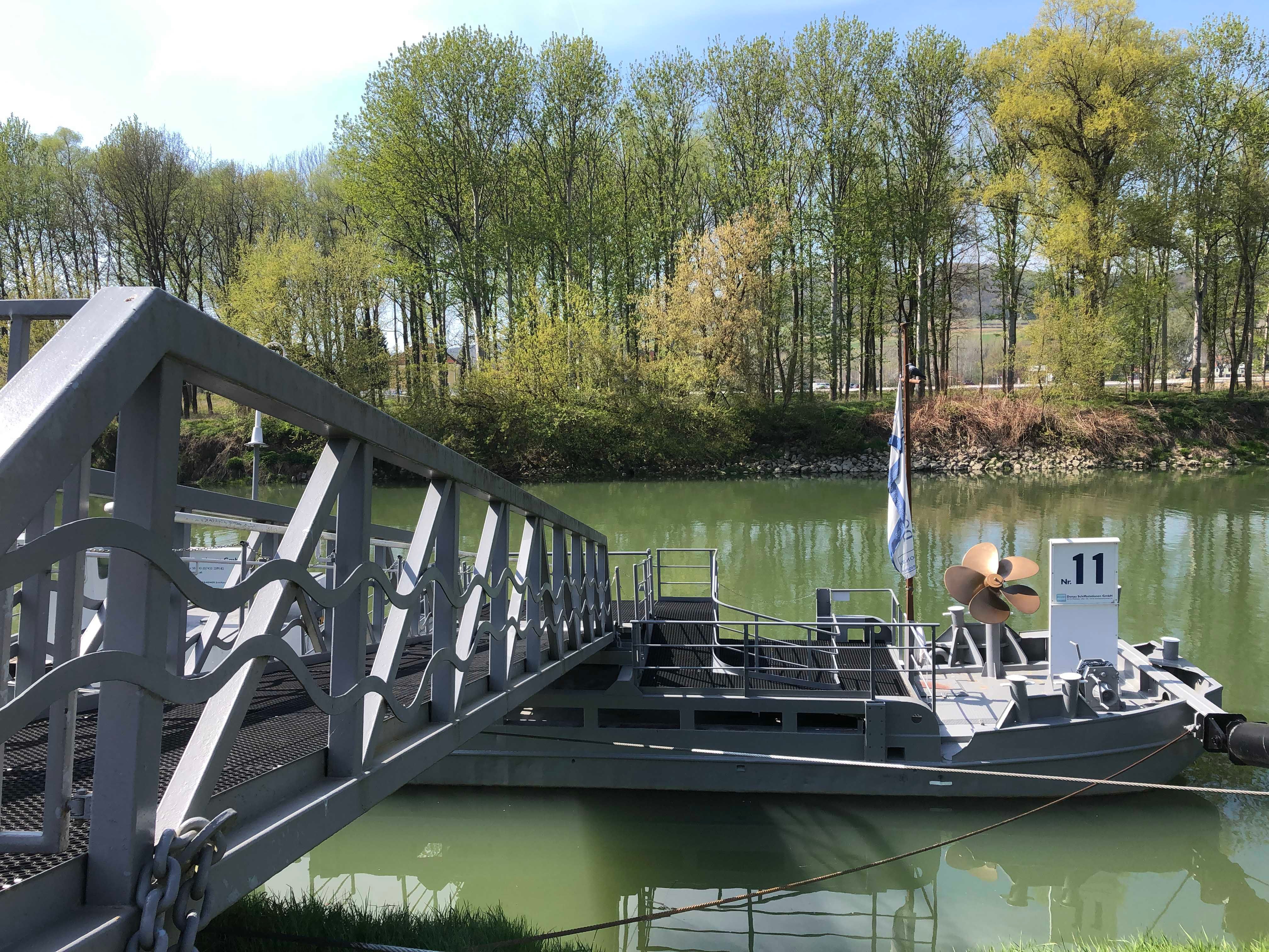 Anlegestelle mit Boot und Bäumen im Hintergrund.