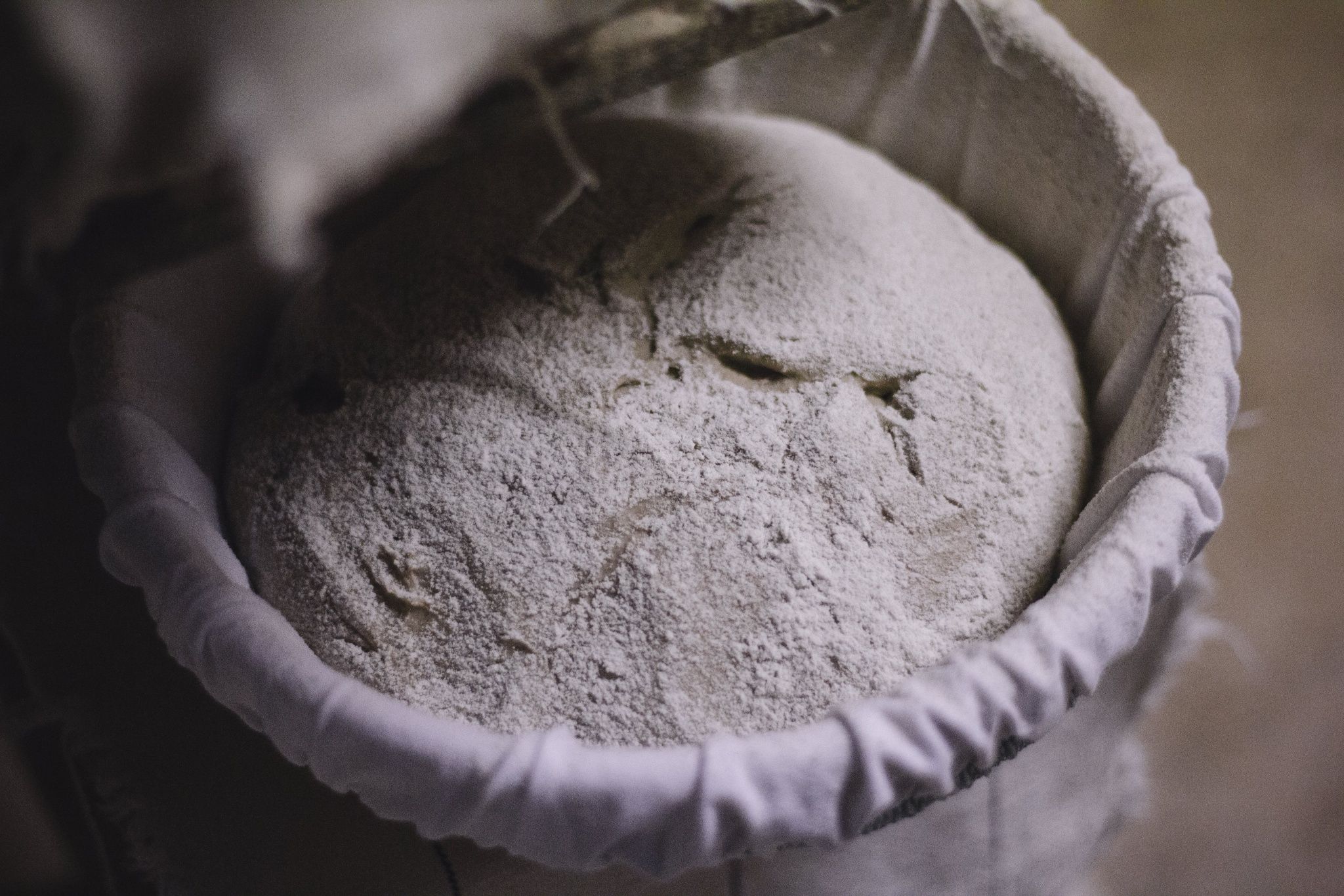 Ein Teigling in einem bemehlten Gärkorb.