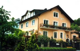 Oranges Stockhaus mit Holzbalkon