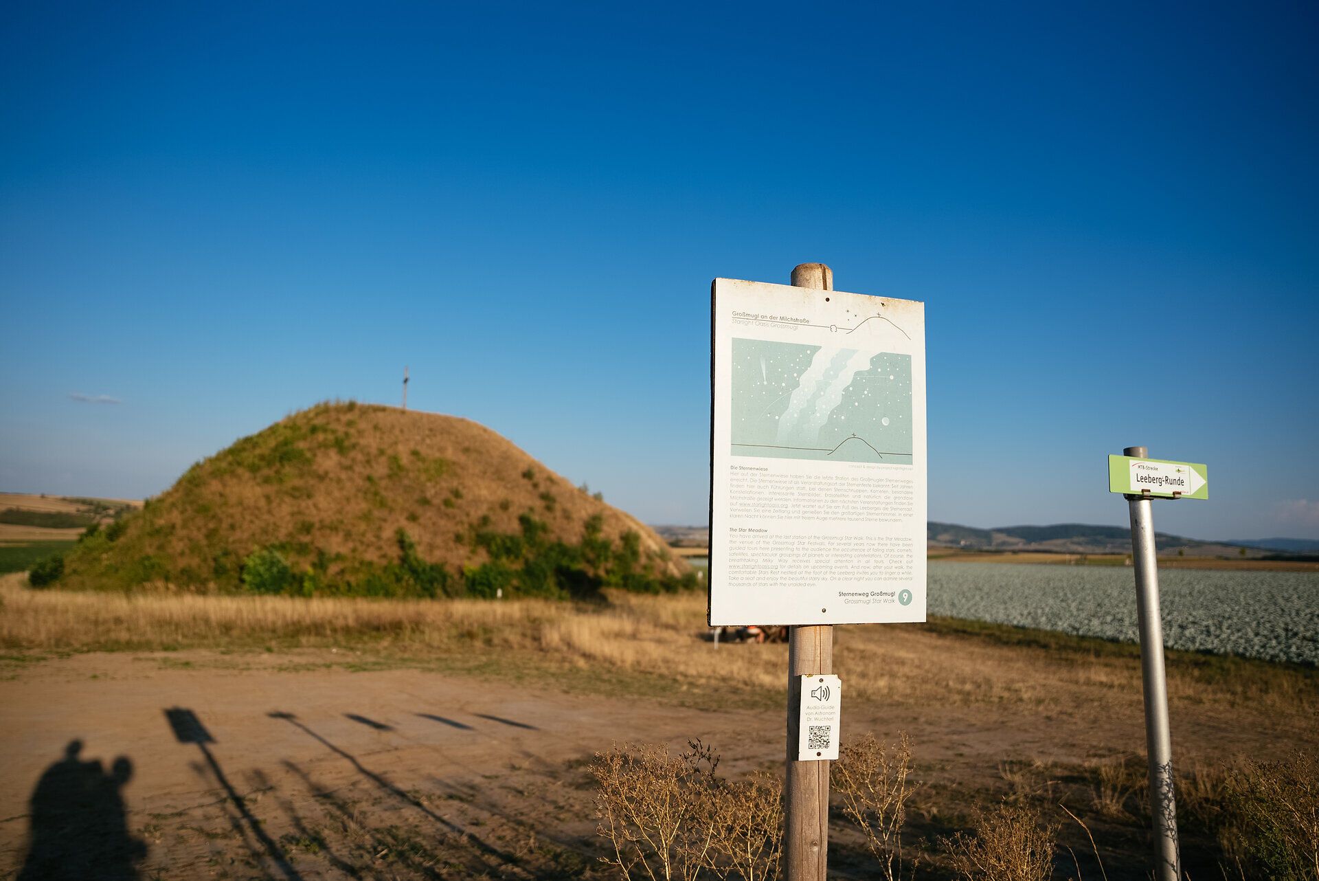 Unter dem klaren, tiefblauen Himmel entfaltet sich eine malerische Landschaft, die zum Verweilen einlädt. Die sanften Hügel und das goldene Licht der Abendsonne schaffen eine harmonische Atmosphäre, ideal für Sternenbeobachtungen. Hier, inmitten der Natur, wird jeder Moment zu einem unvergesslichen Erlebnis.