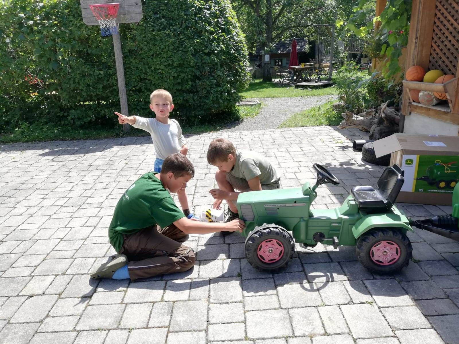 Kinder mit Traktor
