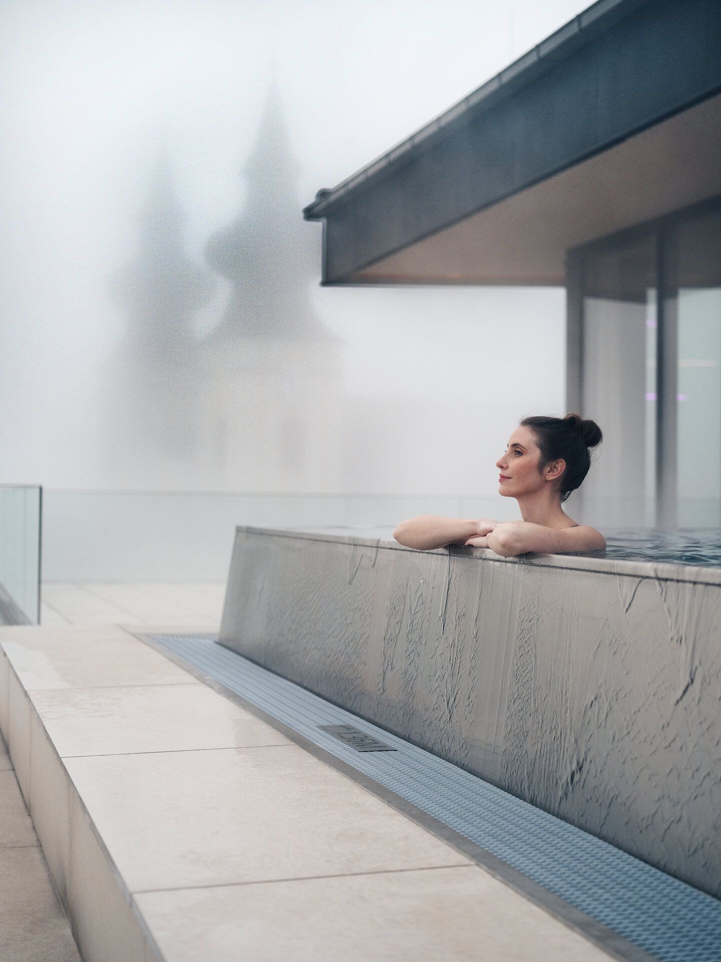 Entspannen Sie im warmen Whirlpool und genießen Sie den atemberaubenden Blick auf die schneebedeckten Berge der Wiener Alpen. Die klare Winterluft und die glitzernde Landschaft schaffen eine magische Atmosphäre, die zum Träumen einlädt.