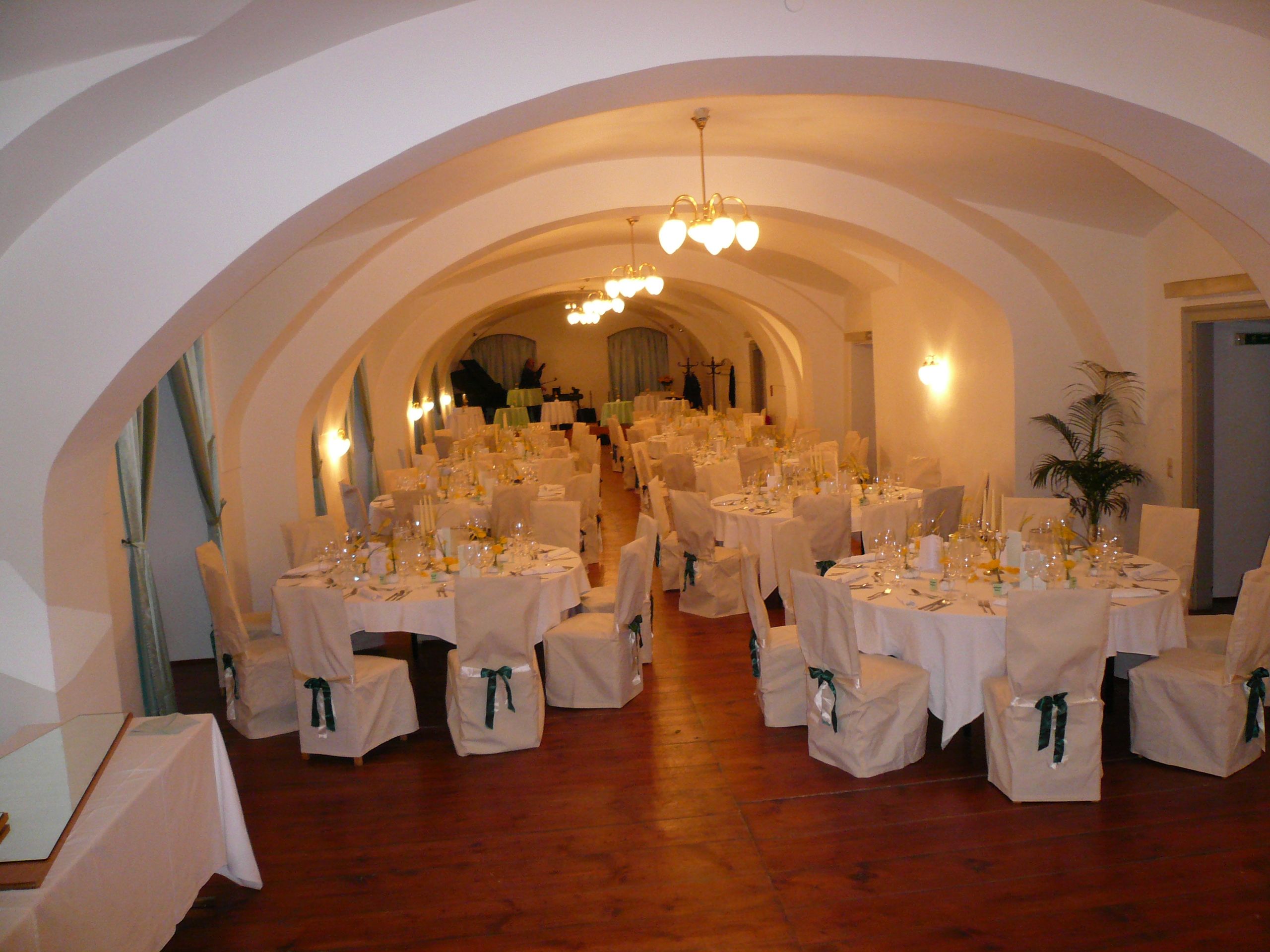Eleganter Festsaal mit gedeckten Tischen und Stühlen im Schloss Gloggnitz.