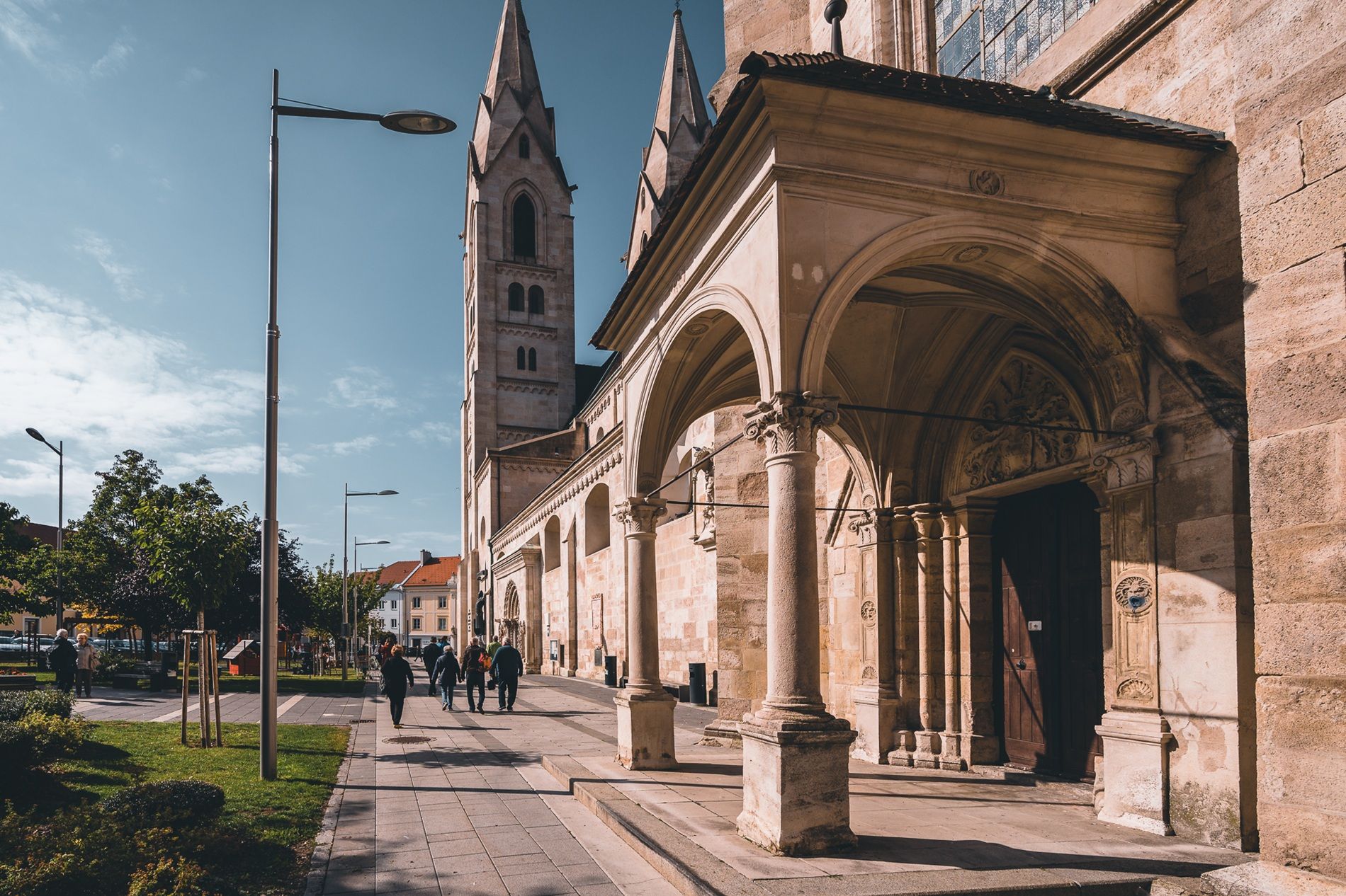 Eine Gruppe Menschen spaziert durch Wiener Neustadt
