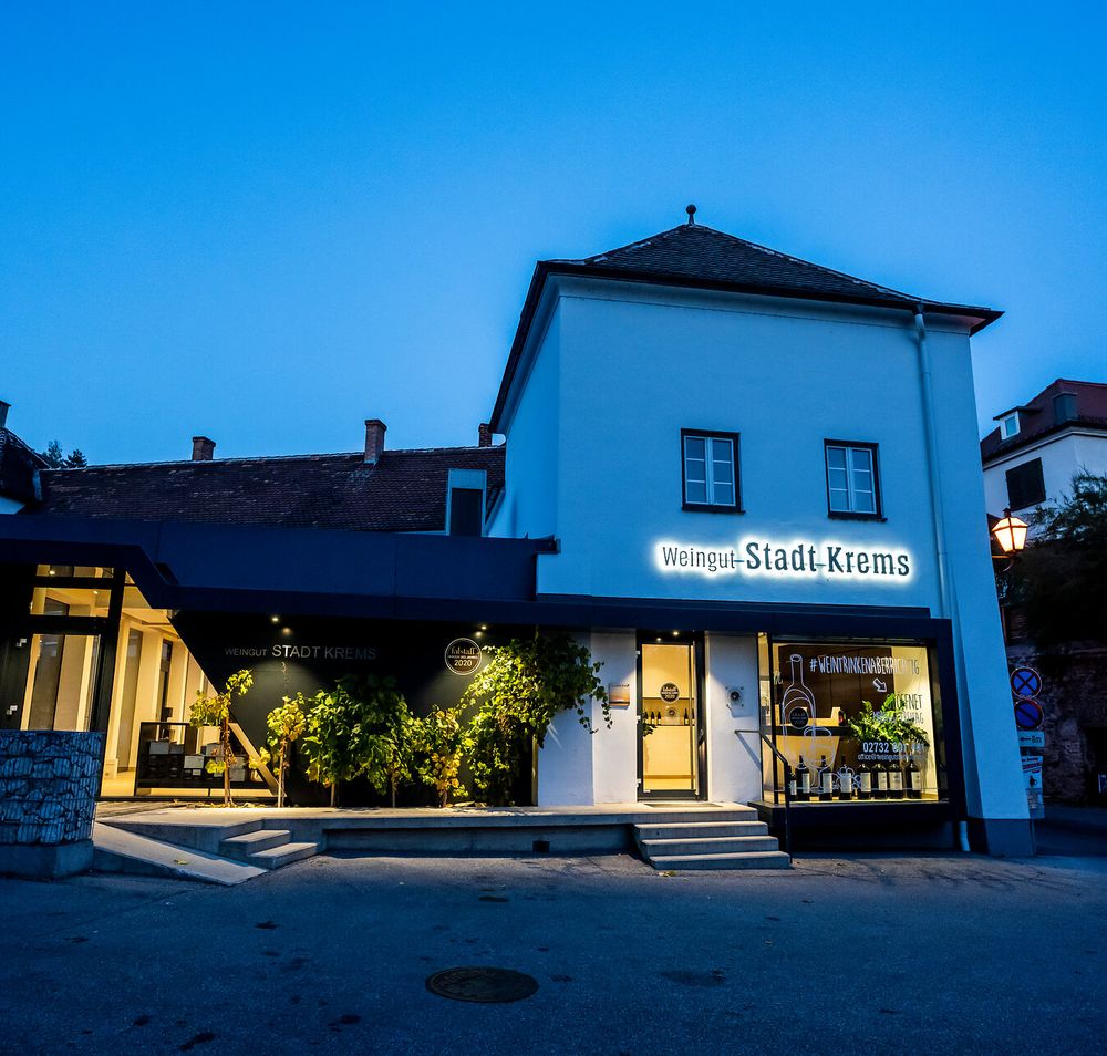 Das Team vor dem Weingut