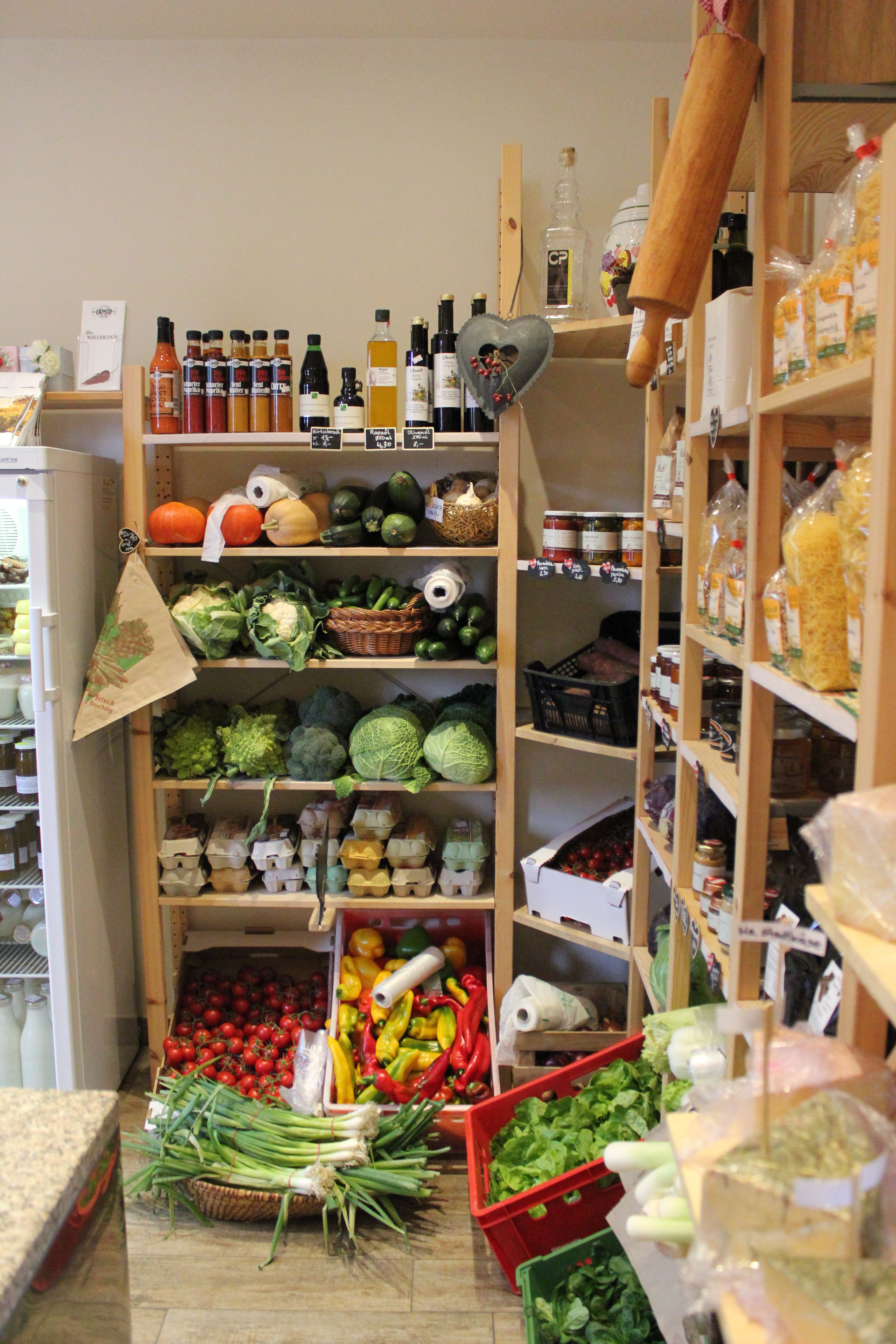 Landhof Laden Kittsee, Produktregal mit Gemüse, Eiern, Säften etc.