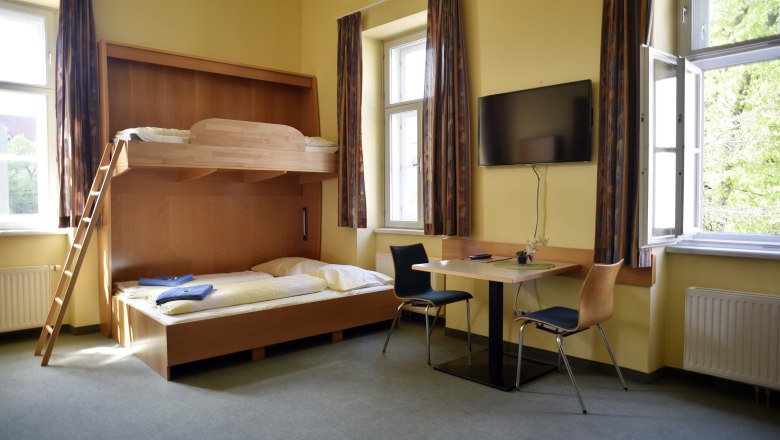 Doppelzimmer, dass mit einem Wandbett zu einem Mehrbettzimmer umgebaut werden kann