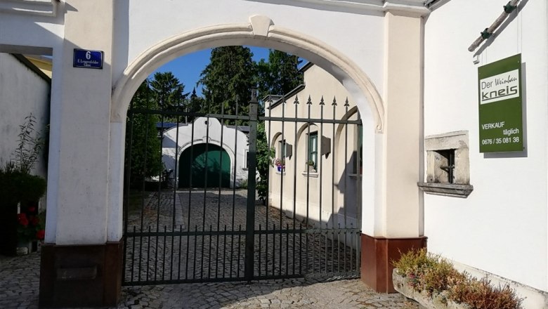 Weingut & Ferienwohnung Kneis, Eingangsbereich, © Familie Kneis Weingut & Ferienwohnung Kneis, Eingangsbereich, © Familie Kneis