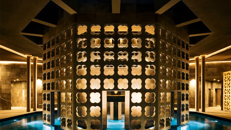 Innenansicht des SILENTSPA der Therme Laa mit beleuchteten, dekorativen W&auml;nden und einem Wasserbecken.