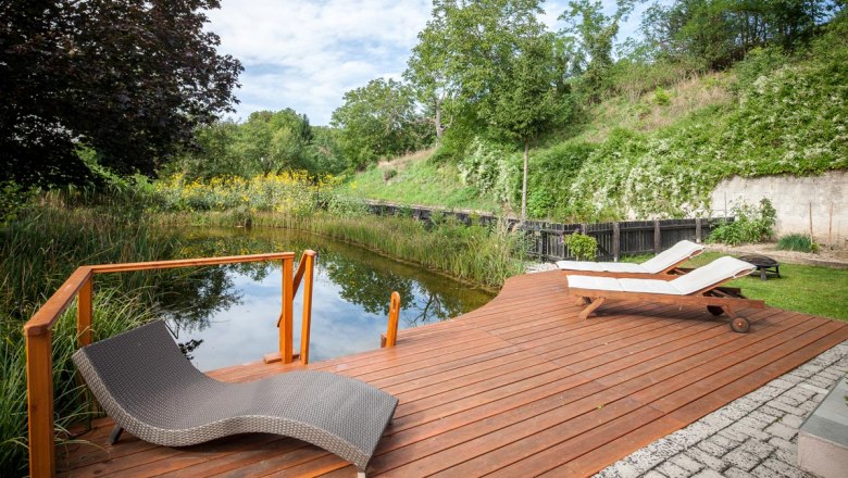 Entspannen am Schwimmbiotop, &copy; Familie Hofbauer