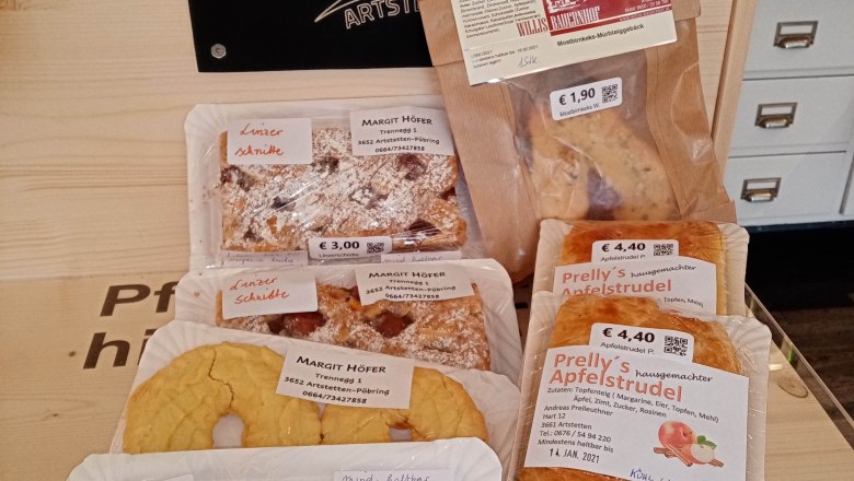 Mehlspeisenangebot im Dorfladen