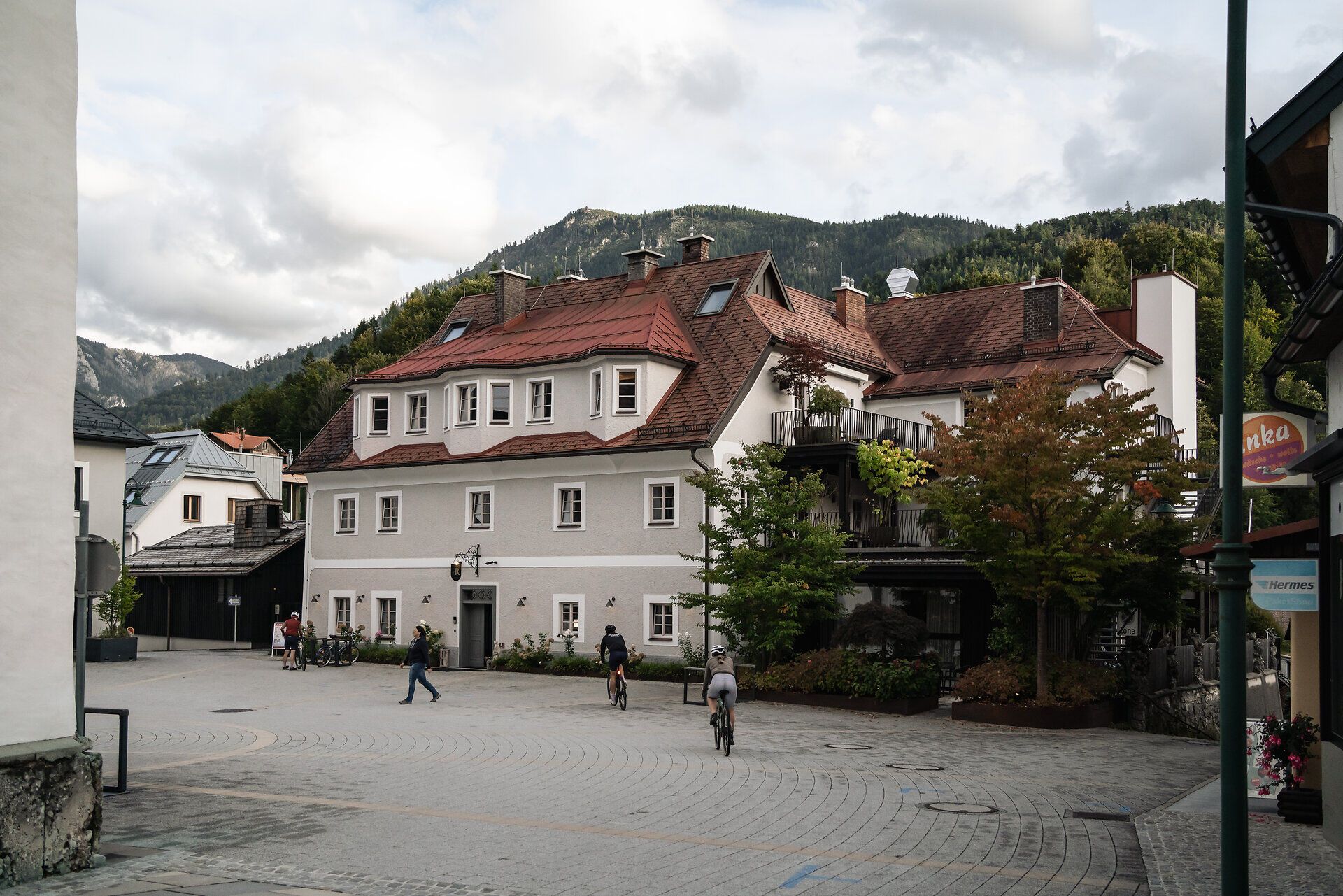 Außenansicht des Refugium Lunz mit Bergen im Hintergrund