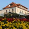 Hotel Geier in Bad Sch&ouml;nau mit Blumenbeet im Vordergrund.